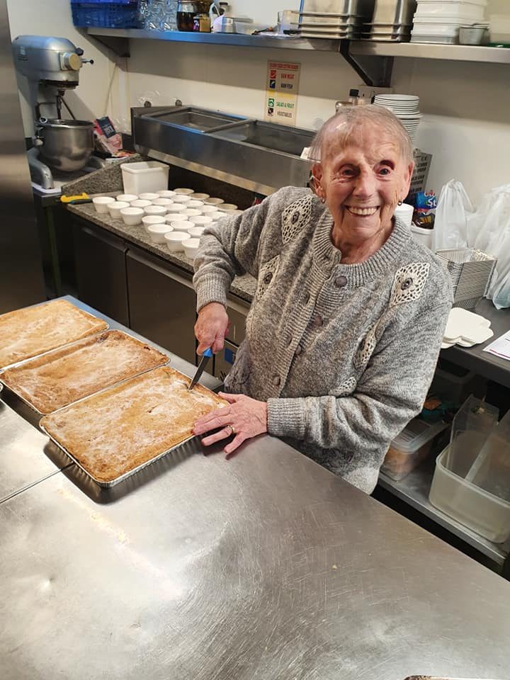 89-летняя женщина печет пироги для пожилых людей, уязвимых во время пандемии