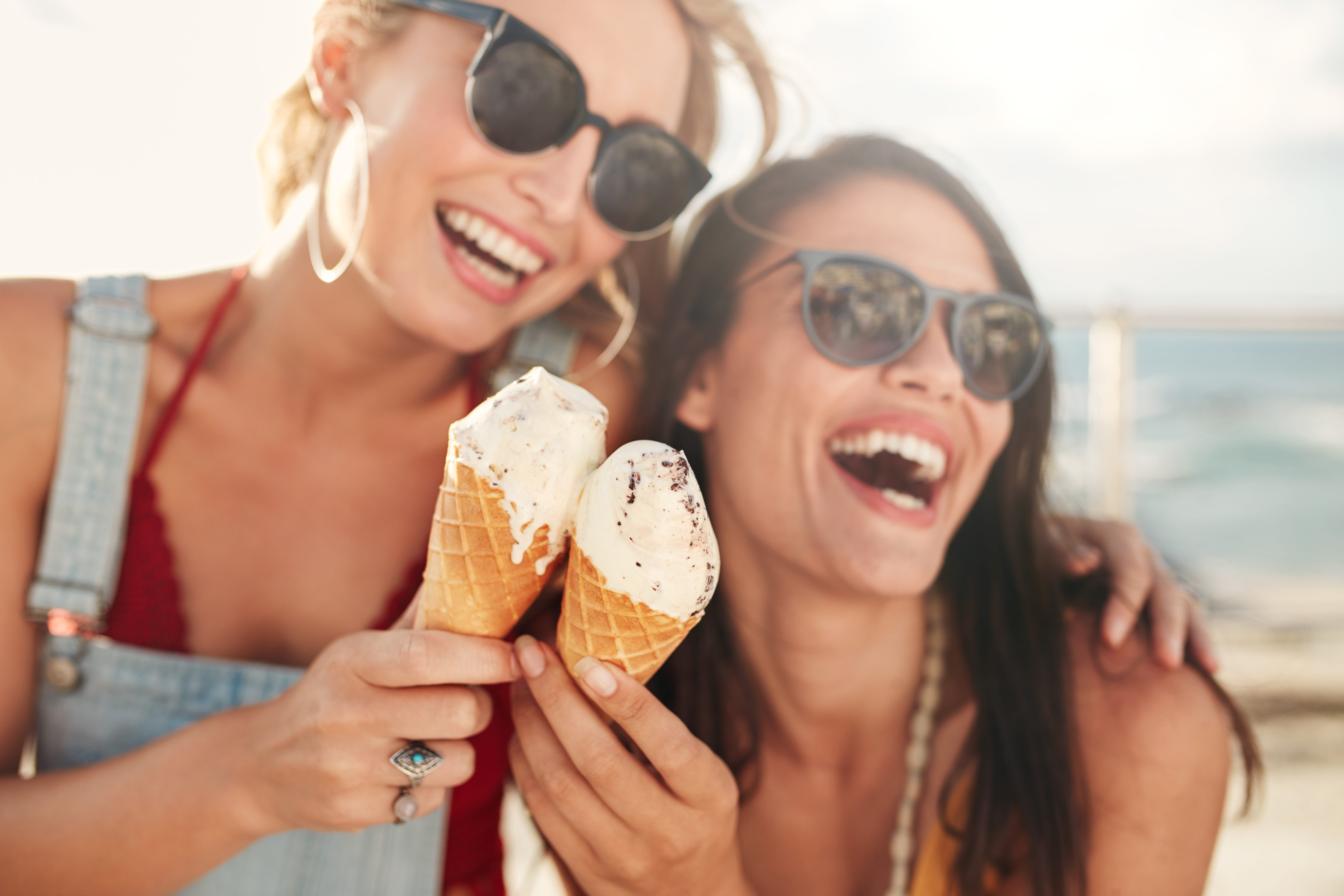 Почему мы так счастливы от мороженого? Причины его влияния на наше настроение